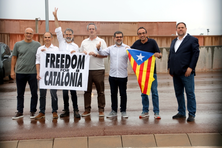 Seven Catalan independence leaders, among them Joaquim Forn in the center, leave prison on June 23, 2021 (by Nia Escolà)